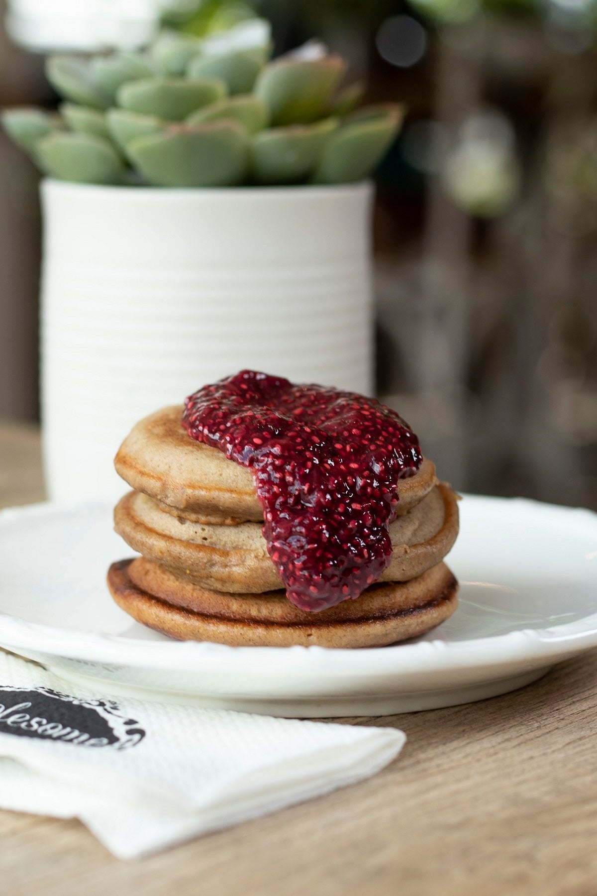 Pancakes Guineo y Avena con Mermelada de Frutos del Bosque & Chia